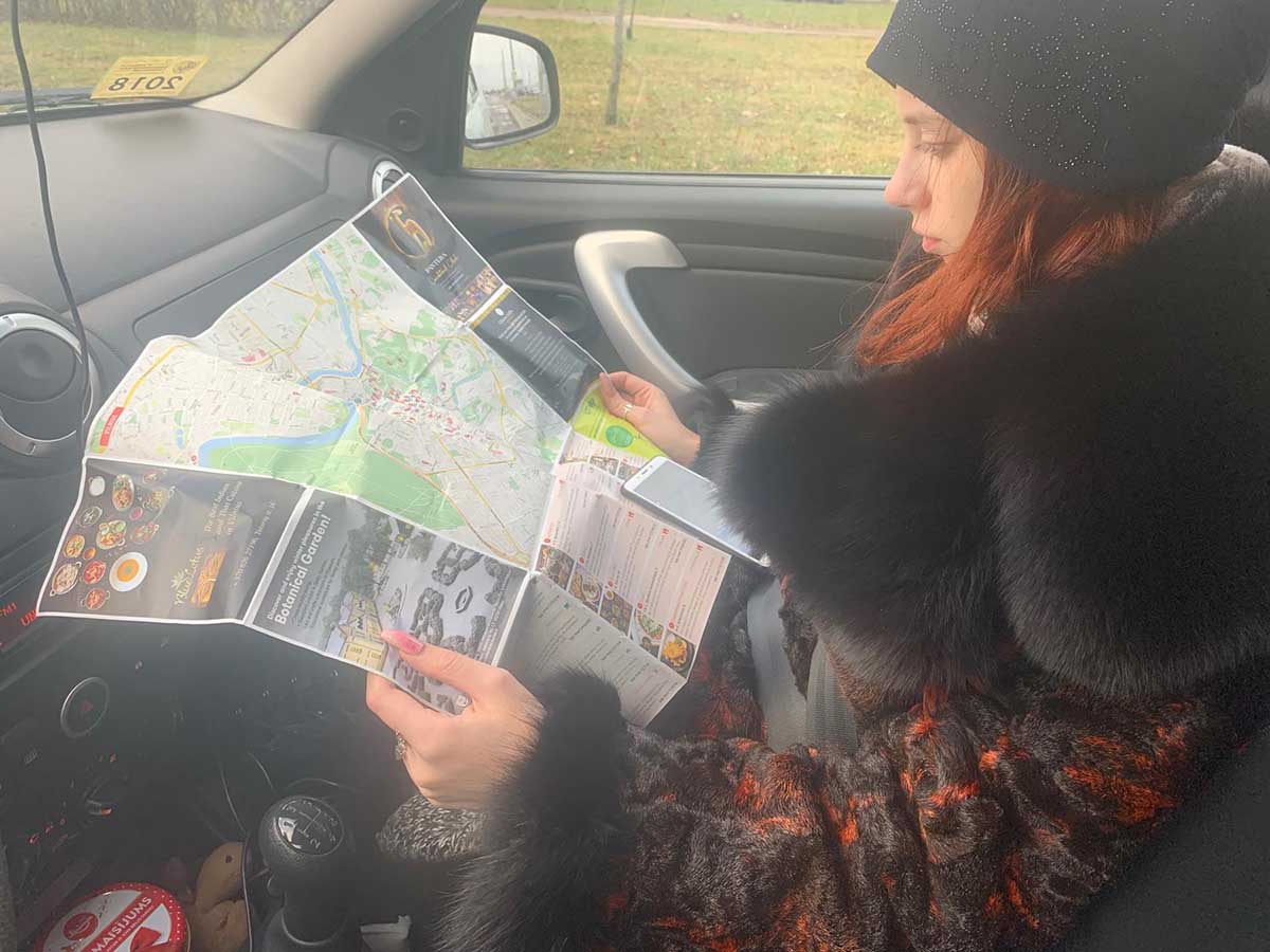 Девушка изучает карту – Зачем нужен навигатор?